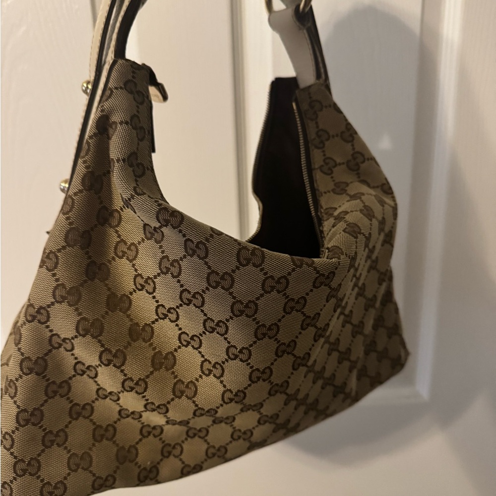 Gucci Off white beige cream buckle bag.